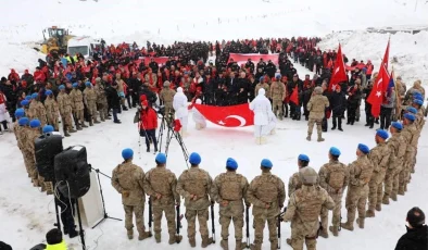 Bayburt’un düşman işgalinden kurtuluşunun 106’ncı yıl dönümünde Şühedaya Saygı Yürüyüşü düzenlendi