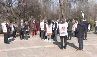 Diş Hekimleri, Meclis Önünde Basın Açıklaması Yaptı: “Taşeron Çalışma Biçimi Engellenmeli, Kamuda Diş Hekimi İstihdamı Arttırılmalıdır”