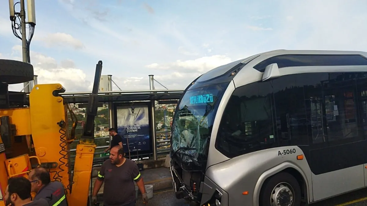 Son dakika: 15 Temmuz Şehitler Köprüsü’nde metrobüs kazası!