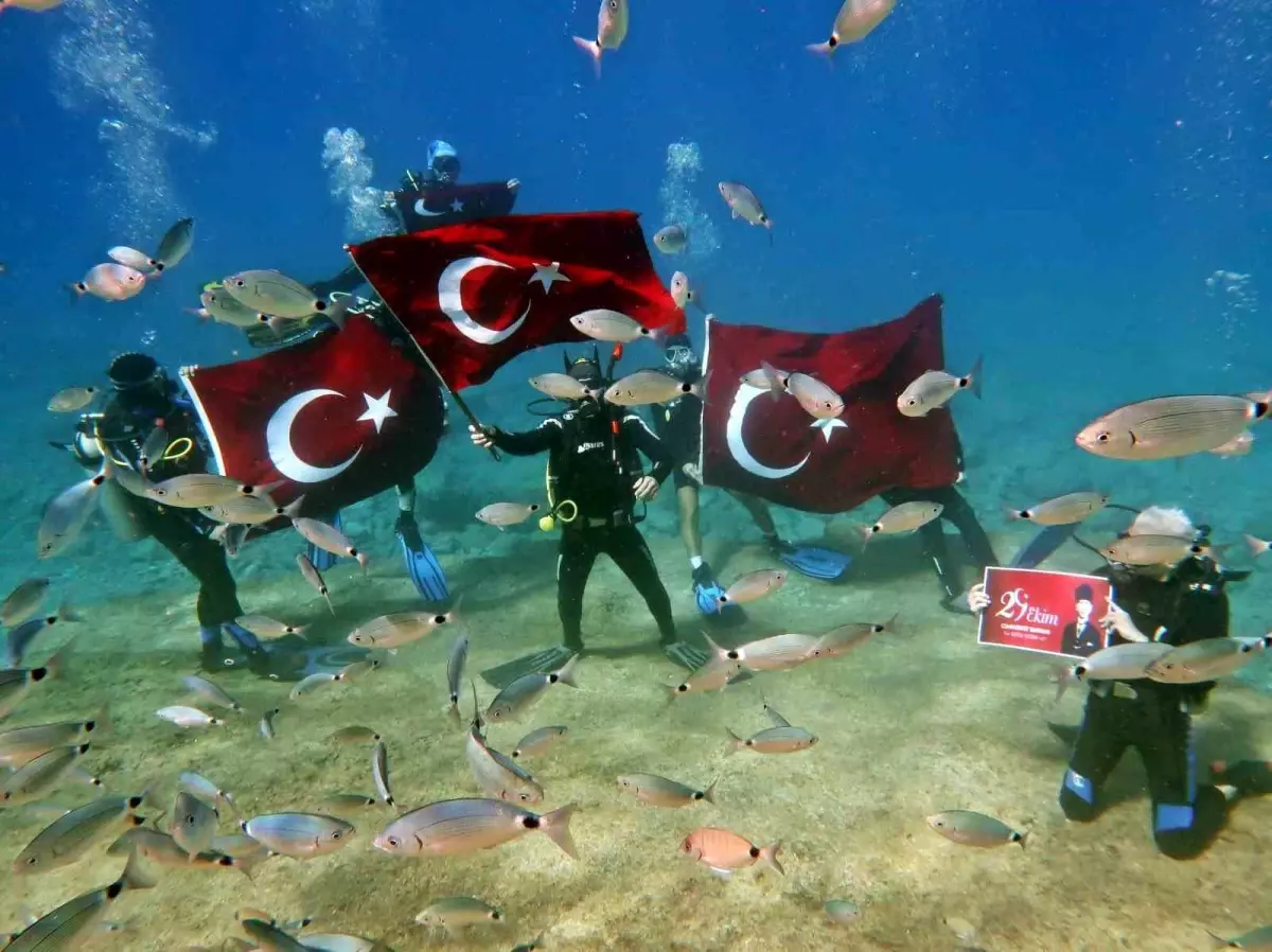 Cumhuriyet’in 101. yaşını, denizin derinliklerinde kutladılar