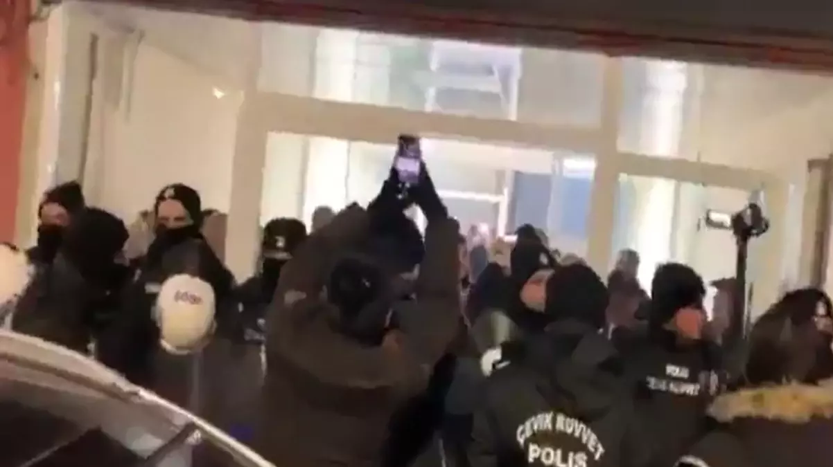 Van’da kayyum protestosu: Belediye binası önünde toplandılar