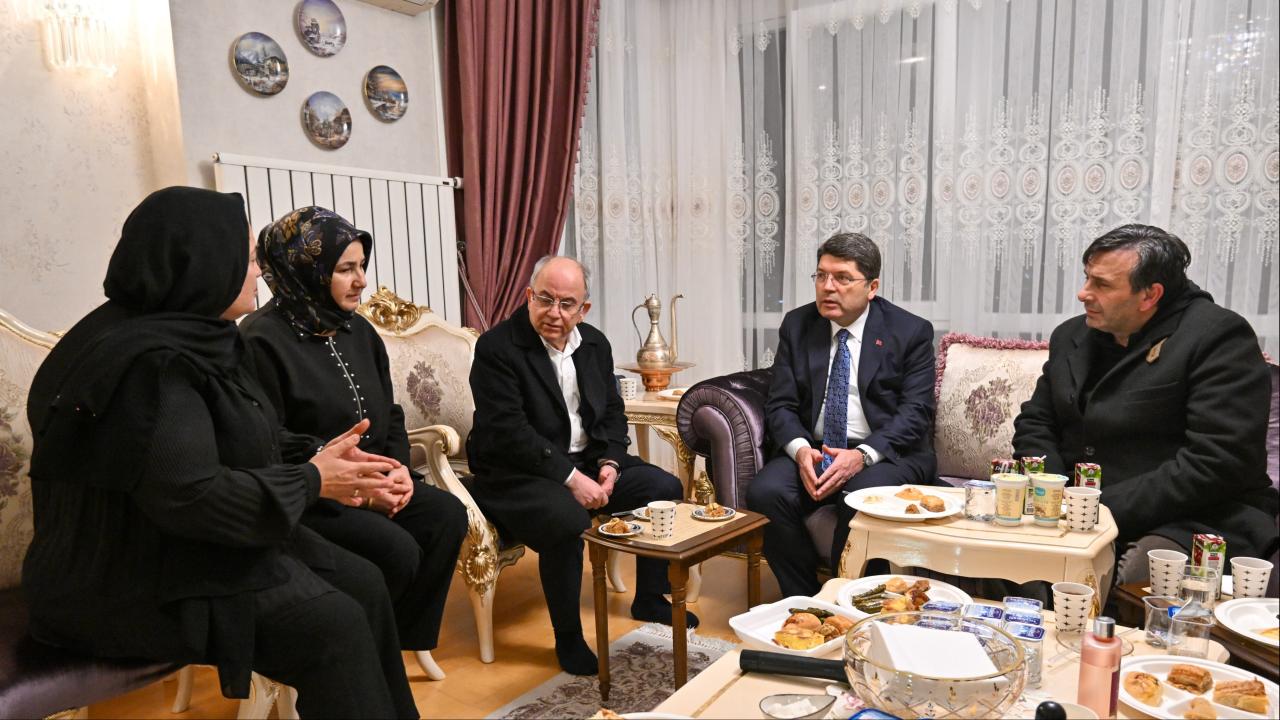 Bakan Tunç’tan, Bolu’da hayatını kaybeden Yiğit Gençbay’ın ailesine taziye ziyareti