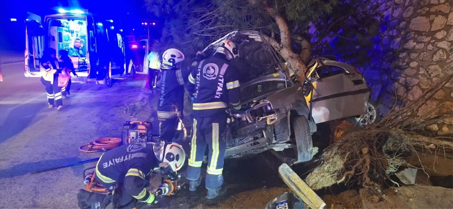 Denizli’de Ağaçla Çarpan Otomobilde 2 Ölü