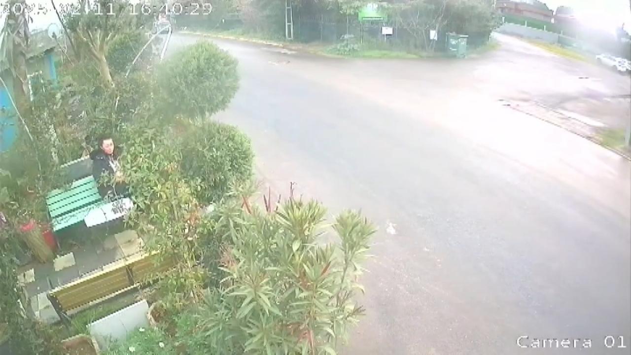 14 yaşındaki ehliyetsiz sürücü bankta oturan kadına işte böyle çarptı