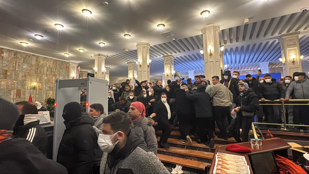 İstanbul’daki izinsiz gösteride provokatörler İBB binasına girdi