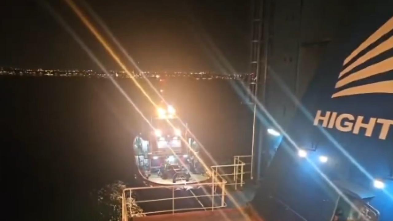 Karaya oturan yük gemisi kurtarıldı