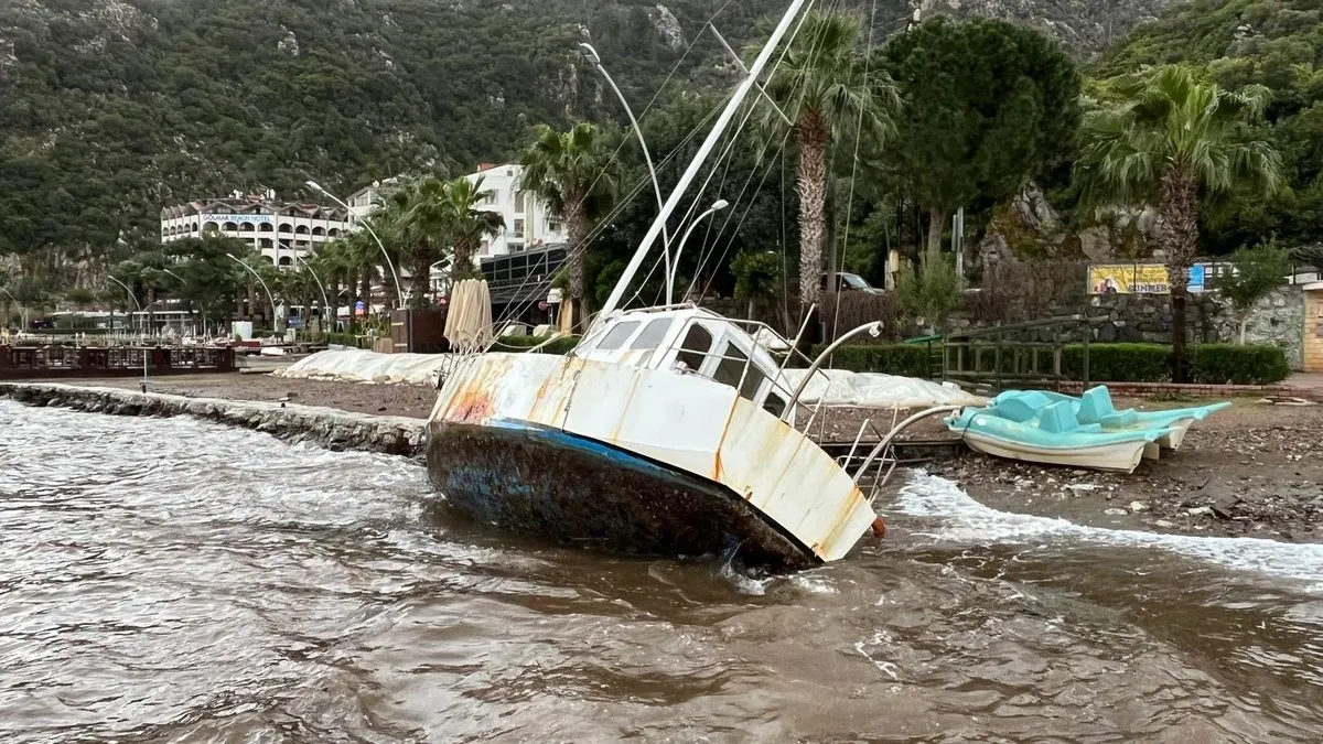 Marmaris’te fırtına etkili oldu: Tekneler battı, kıyıya sürüklendi