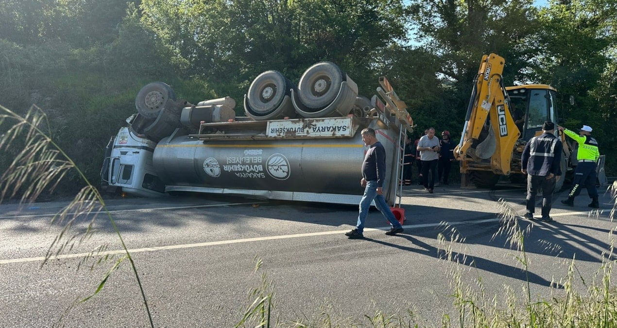 Sakarya’da feci ölüm! Devrilen tankerin altında kaldı
